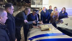 Φθιώτιδα: Κοπή Βασιλόπιτας πάνω σε περιπολικά για τους αστυνομικούς