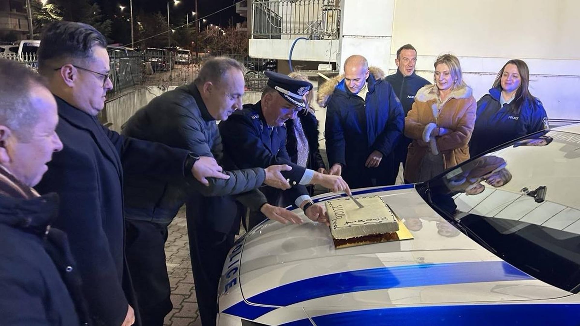 Φθιώτιδα: Κοπή Βασιλόπιτας πάνω σε περιπολικά για τους αστυνομικούς