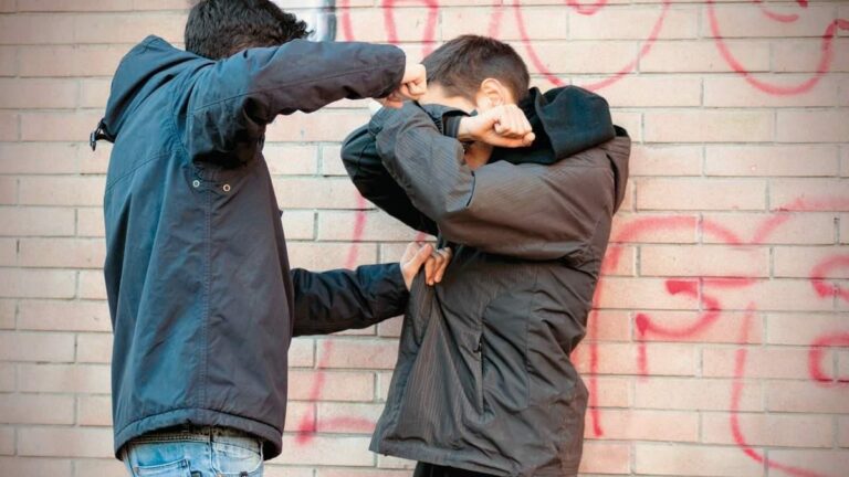 Ανήλικη παραβατικότητα: Ένα πολυπαραγοντικό κοινωνικό φαινόμενο που δεν μπορεί να λειτουργεί ως άλλοθι για απάθεια