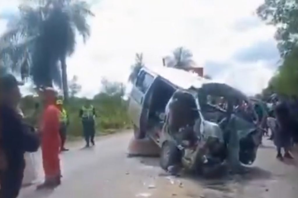 Τραγωδία στη Βολιβία: Μικρό λεωφορείο που οδηγούσε έφηβος προσέκρουσε σε δέντρο –  Έντεκα νεκροί και τέσσερις τραυματίες