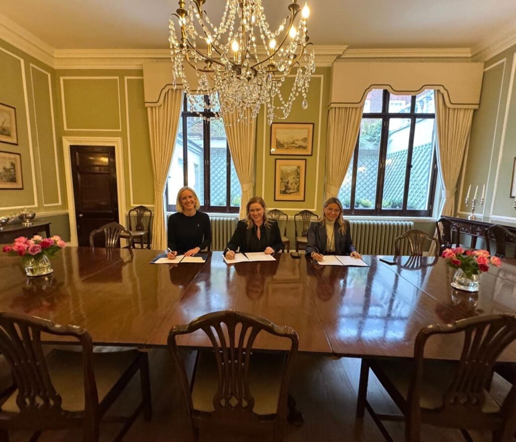 Υπογραφή Μνημονίου Συνεργασίας μεταξύ της Γενικής Γραμματείας Απόδημου Ελληνισμού και της Crafting Greece με το Ίδρυμα King’s Foundation