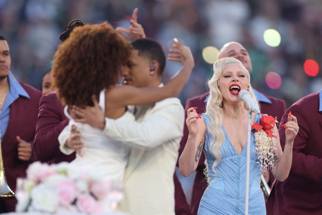 Super Bowl LX: Τα πολιτικά μηνύματα του Bad Bunny, το λάτιν υπερθέαμα, ο γάμος και η Lady Gaga στο halftime show
