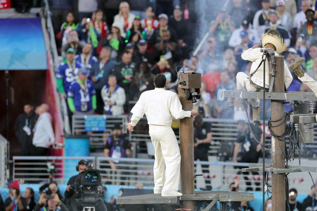 Super Bowl LX: Τα πολιτικά μηνύματα του Bad Bunny, το λάτιν υπερθέαμα, ο γάμος και η Lady Gaga στο halftime show