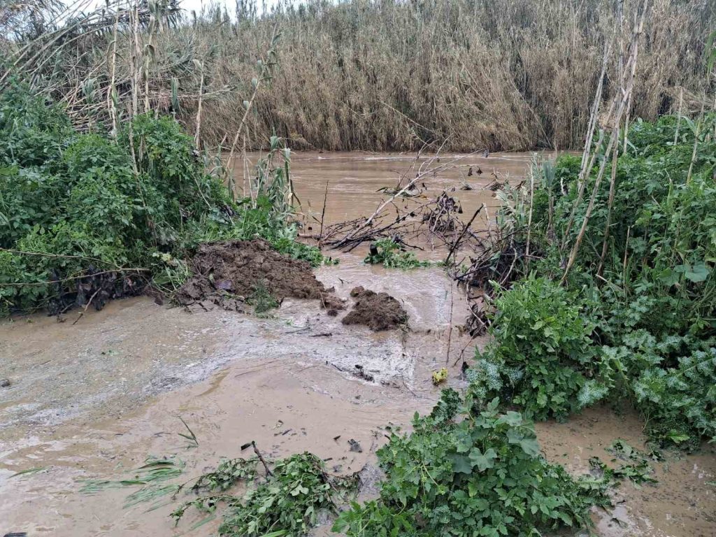 Κακοκαιρία σαρώνει όλη την Ελλάδα: Ορμητικοί χείμαρροι, πλημμύρες και ανεμοστρόβιλοι – Κλειστά την Παρασκευή τα σχολεία στον Πύργο