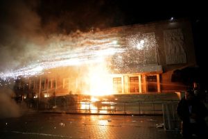 Συγκρούσεις μεταξύ αστυνομικών και διαδηλωτών στην Αλβανία – Ζητούν την παραίτηση της αντιπροέδρου της κυβέρνησης