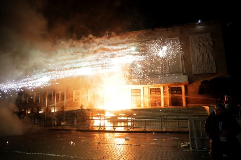 Συγκρούσεις μεταξύ αστυνομικών και διαδηλωτών στην Αλβανία – Ζητούν την παραίτηση της αντιπροέδρου της κυβέρνησης