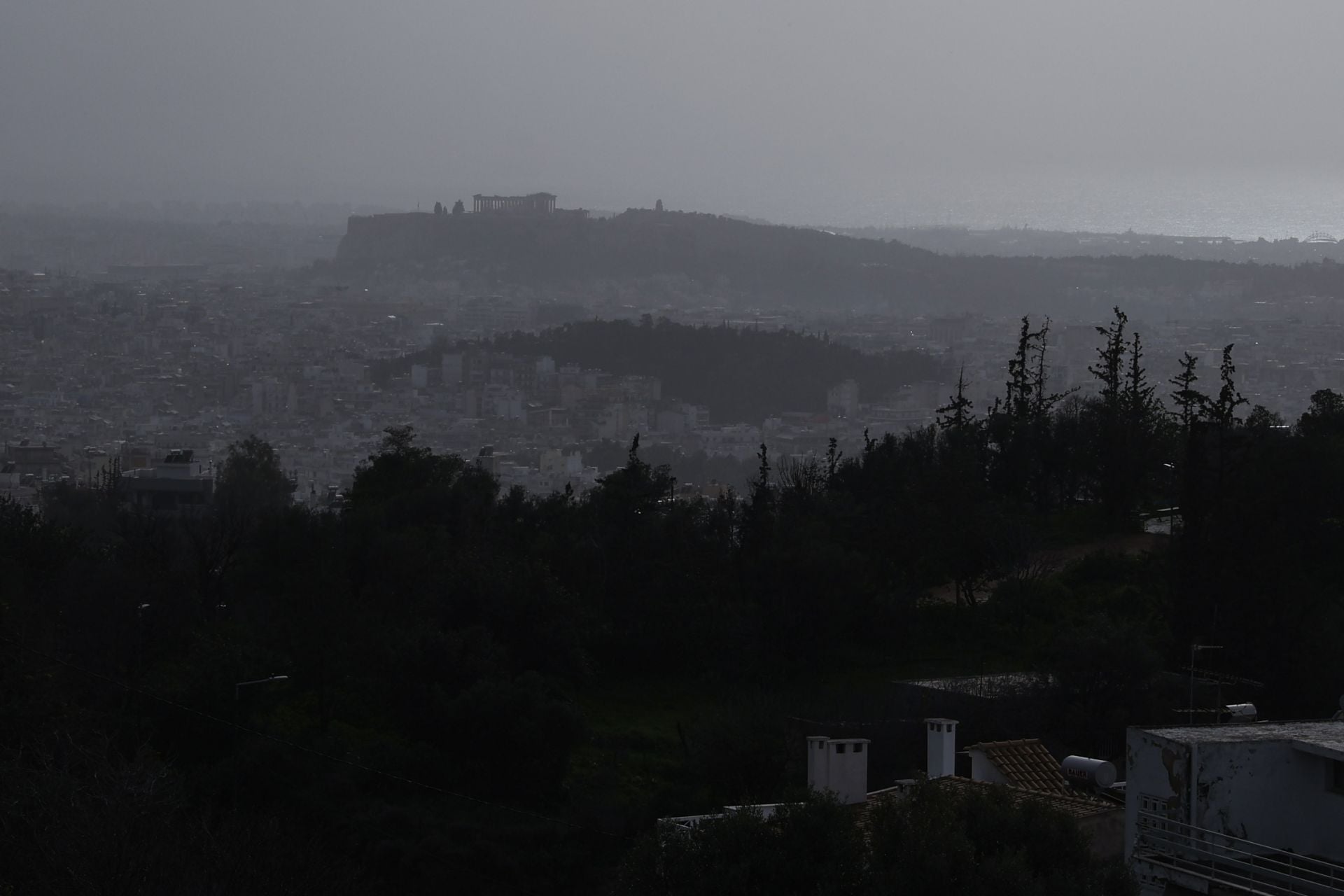 Καιρός: Υποχωρεί η αφρικανική σκόνη - Πού θα βρέξει