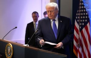 Πυρ και μανία ο Τραμπ για την ακύρωση των δασμών – Απειλεί με ισχυρότερα μέτρα