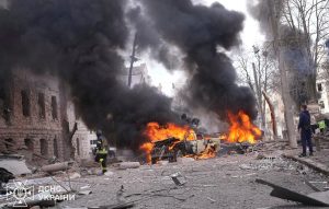 Μπαράζ ρωσικών επιθέσεων στην Ουκρανία, δύο μέρες πριν κλείσουν 4 χρόνια πολέμου