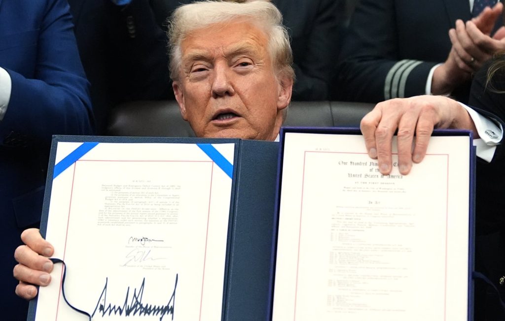 Οι ΗΠΑ σταματούν από την Τρίτη την είσπραξη δασμών που κρίθηκαν παράνομοι από το Ανώτατο Δικαστήριο