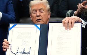 Οι ΗΠΑ σταματούν από την Τρίτη την είσπραξη δασμών που κρίθηκαν παράνομοι από το Ανώτατο Δικαστήριο