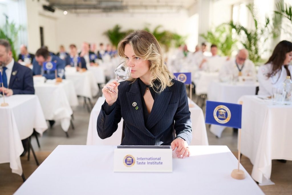 Πέντε αστέρια στα International Taste Awards για το νερό ΘΕΟΝΗ