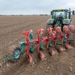 Νέα σχεδίαση και βελτιώσεις διακρίνουν τα άροτρα Kverneland 3400B Variomat