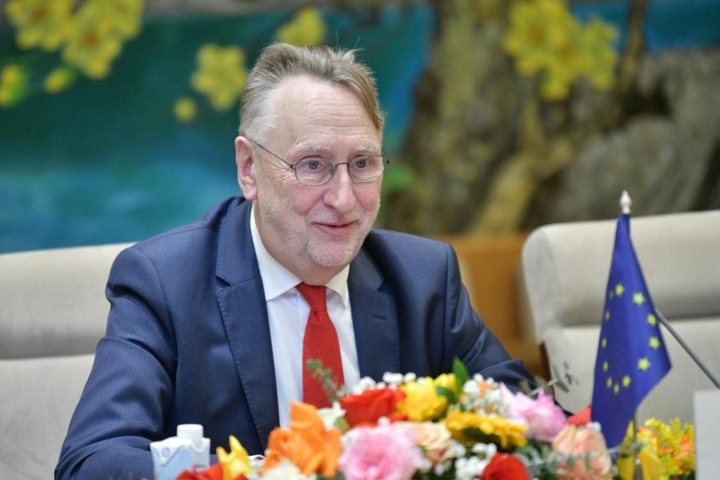 Φωνές για αναβολή της εμπορικής συμφωνίας ΕΕ-ΗΠΑ λόγω εξελίξεων με τους δασμούς Τραμπ