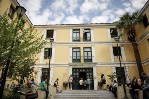 Πειθαρχική έρευνα για τον δικηγόρο που οπλοφορούσε σε δικαστική αίθουσα