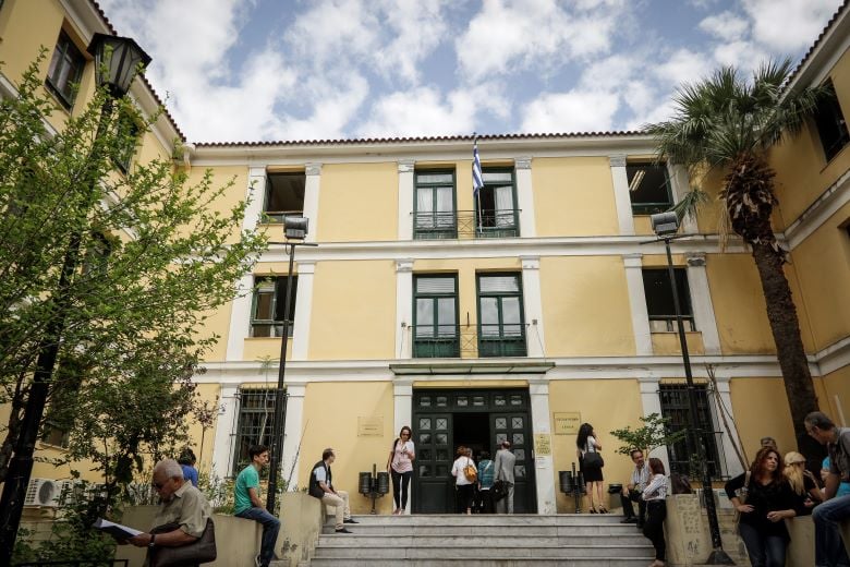 Πειθαρχική έρευνα για τον δικηγόρο που οπλοφορούσε σε δικαστική αίθουσα
