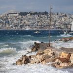 Δεμένα στα λιμάνια παραμένουν τα πλοία εξαιτίας των θυελλωδών ανέμων