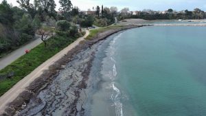 «Βομβαρδισμένο» τοπίο ο παραλιακός δρόμος προς τον Μύτικα μετά τις κατολισθήσεις στην Πρέβεζα