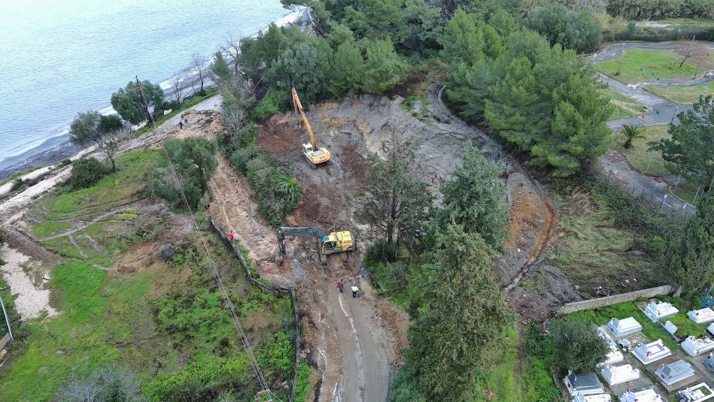 «Βομβαρδισμένο» τοπίο ο παραλιακός δρόμος προς τον Μύτικα μετά τις κατολισθήσεις στην Πρέβεζα