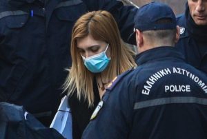 Ρούλα Πισπιρίγκου: Με μπαστούνι και κουτσαίνοντας εμφανίστηκε στο Εφετείο