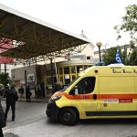 Πώς συνέβη η τραγωδία στην Ελευσίνα: Πάτησε κατά λάθος το γκάζι και εγκλώβισε τη 72χρονη μητέρα της σε δέντρο