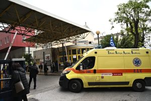 Πώς συνέβη η τραγωδία στην Ελευσίνα: Πάτησε κατά λάθος το γκάζι και εγκλώβισε τη 72χρονη μητέρα της σε δέντρο
