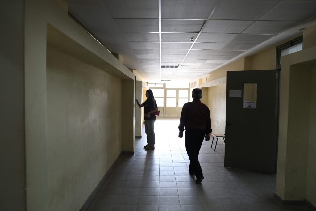 Eπίθεση από εξωσχολικό δέχτηκε καθηγητής μέσα σε λύκειο των Χανίων - ertnews.gr