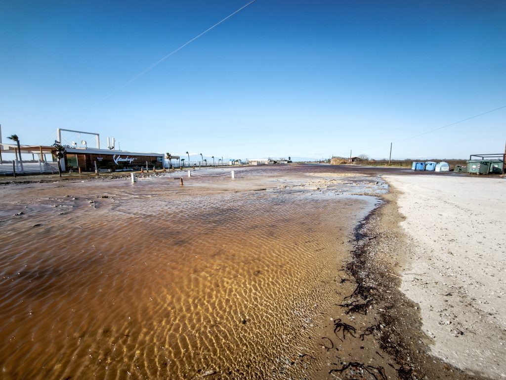 Τεράστια κύματα «χτυπούν» τη Νέα Παραλία Θεσσαλονίκης- Βγήκε η θάλασσα στη στεριά σε Αγία Τριάδα και Επανομή (φωτο)