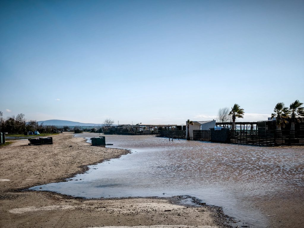 Τεράστια κύματα «χτυπούν» τη Νέα Παραλία Θεσσαλονίκης- Βγήκε η θάλασσα στη στεριά σε Αγία Τριάδα και Επανομή (φωτο)