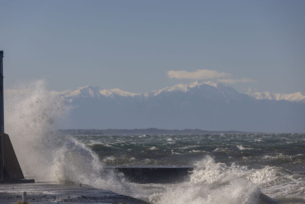 Τεράστια κύματα «χτυπούν» τη Νέα Παραλία Θεσσαλονίκης- Βγήκε η θάλασσα στη στεριά σε Αγία Τριάδα και Επανομή (φωτο)
