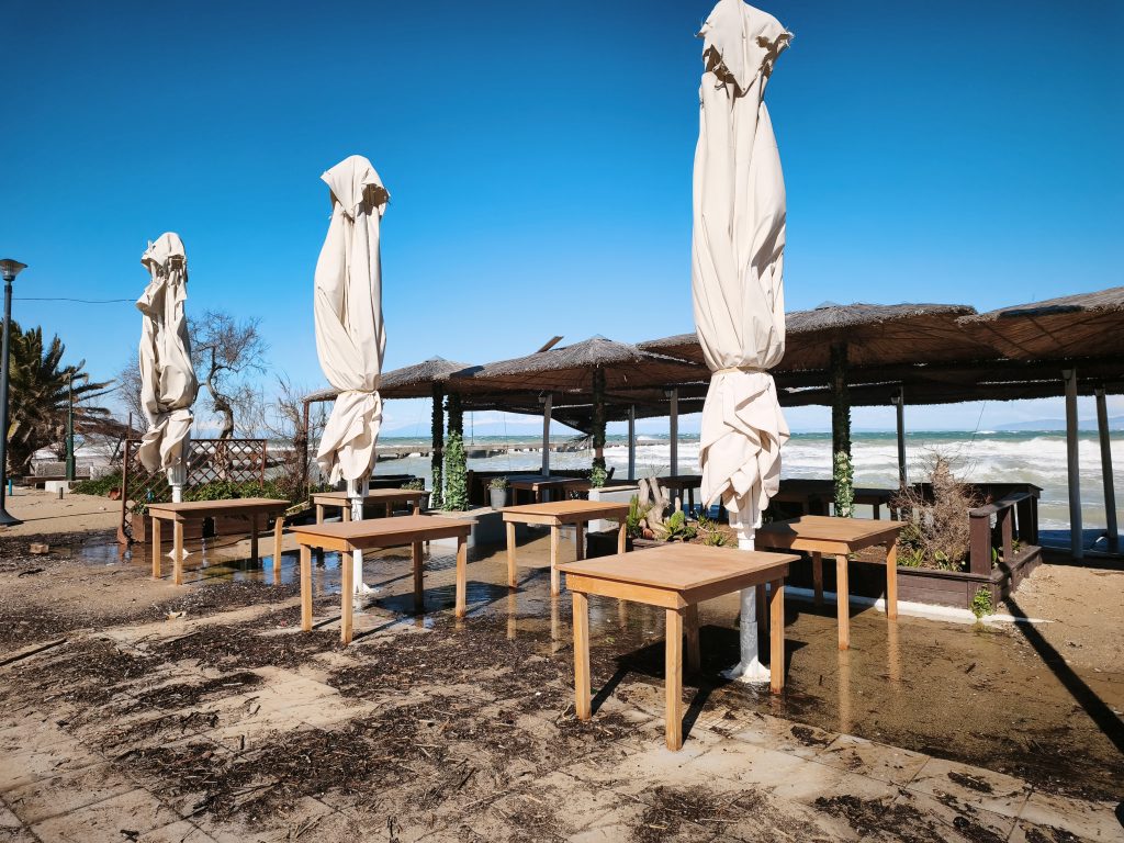 Τεράστια κύματα «χτυπούν» τη Νέα Παραλία Θεσσαλονίκης- Βγήκε η θάλασσα στη στεριά σε Αγία Τριάδα και Επανομή (φωτο)