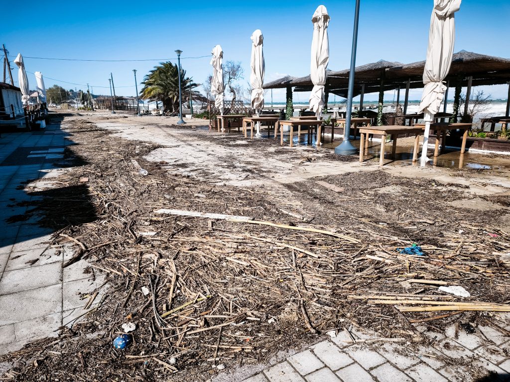 Τεράστια κύματα «χτυπούν» τη Νέα Παραλία Θεσσαλονίκης- Βγήκε η θάλασσα στη στεριά σε Αγία Τριάδα και Επανομή (φωτο)