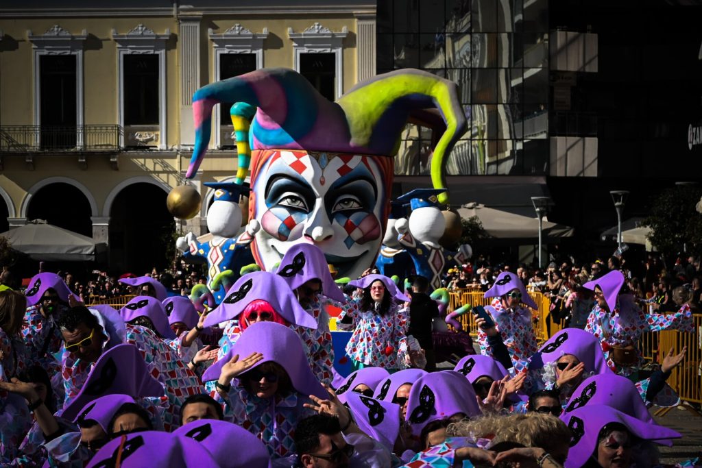 Πάτρα 2026: Φινάλε με 50.000 καρναβαλιστές και φαντασμαγορική καύση Καρνάβαλου