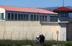 Έφοδος της ΕΛ.ΑΣ. σε δύο πτέρυγες στις φυλακές Δομοκού μετά τη δολοφονία του 43χρονου ισοβίτη – Έρευνα και στο κελί του Αλκέτ Ριζάι