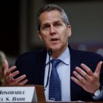 Κίνδυνο επίμονου πληθωρισμού άνω του 2% βλέπει ο Barr της Fed