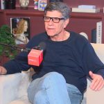 Γιάννης Μπέζος: «Η ελληνική τηλεόραση είναι ψευτοχαρούμενη, βλέπεις εκπομπές και όλοι είναι χαρούμενοι χωρίς λόγο»