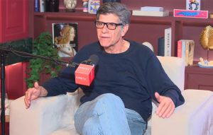 Γιάννης Μπέζος: «Η ελληνική τηλεόραση είναι ψευτοχαρούμενη, βλέπεις εκπομπές και όλοι είναι χαρούμενοι χωρίς λόγο»