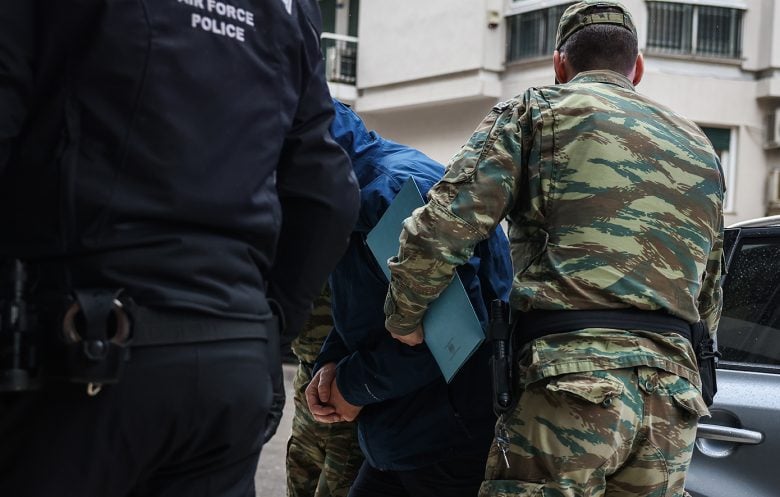 Στο Αεροδικείο Αθηνών ο συλληφθείς σμήναρχος για να απολογηθεί σε στρατιωτικό εισαγγελέα – Θα κατηγορηθεί για εσχάτη προδοσία