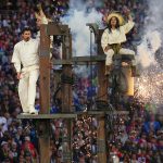 «Μαζί, είμαστε η Αμερική» – Με πολιτικά μηνύματα και λάτιν υπερθέαμα, ο Bad Bunny καθήλωσε το κοινό στο ημίχρονο του Super Bowl LX