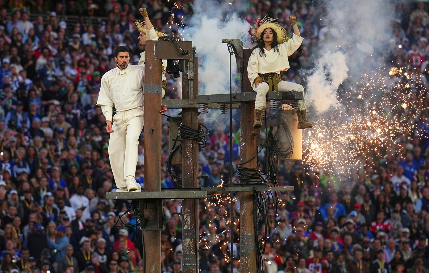 «Μαζί, είμαστε η Αμερική» – Με πολιτικά μηνύματα και λάτιν υπερθέαμα, ο Bad Bunny καθήλωσε το κοινό στο ημίχρονο του Super Bowl LX