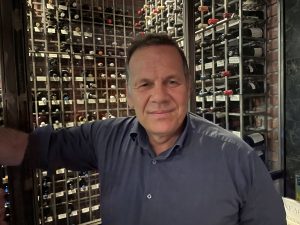 «Των οικιών ημών εμπιπραμένων, ημείς άδομεν» λέει για τα οινοποιεία στην Ελλάδα ο Γιάννης Παπαργυρίου - Winetrails