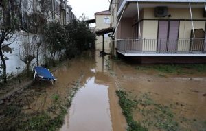 «Πνίγηκε» ο Αγιόκαμπος Λάρισας: Η θάλασσα βγήκε στη στεριά, πλημμύρισαν σπίτια και καταστήματα – Νέα προειδοποίηση της ΕΜΥ