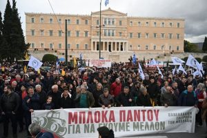 Στο Σύνταγμα έφτασαν αγρότες και 70 τρακτέρ για το συλλαλητήριο