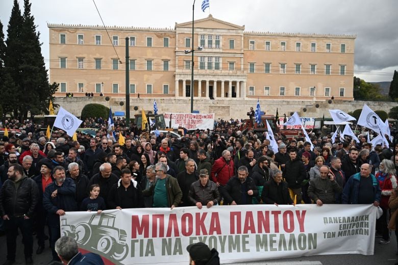 Στο Σύνταγμα έφτασαν αγρότες και 70 τρακτέρ για το συλλαλητήριο