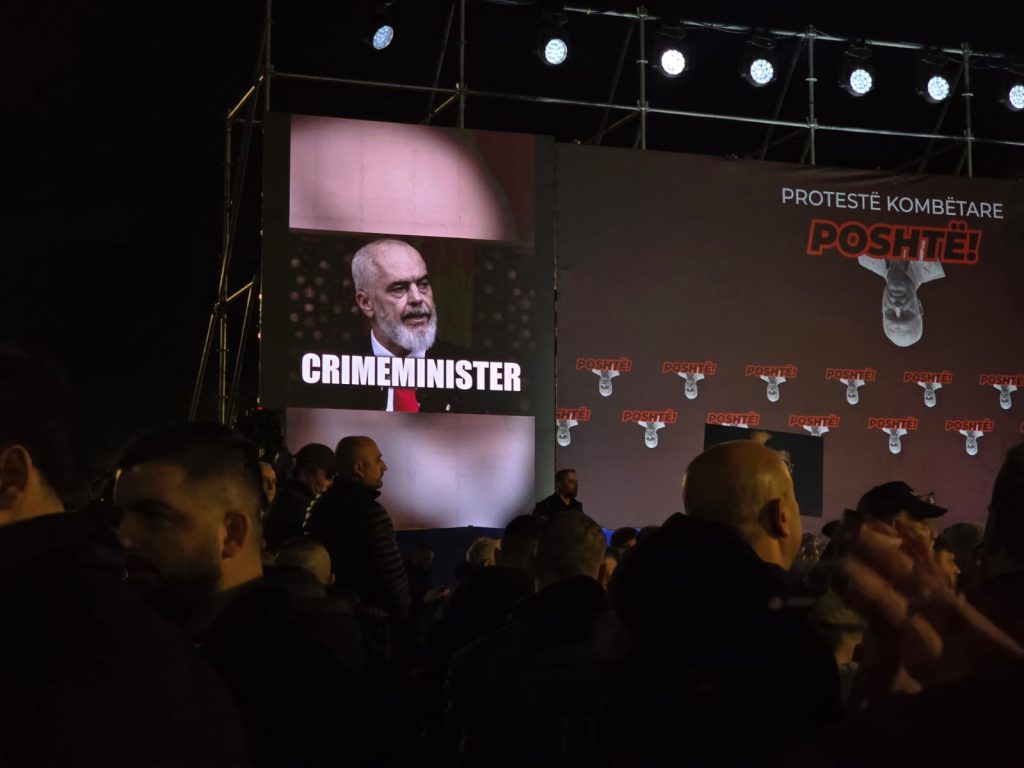 Χαμός στα Τίρανα: Συγκρούσεις διαδηλωτών με την αστυνομία