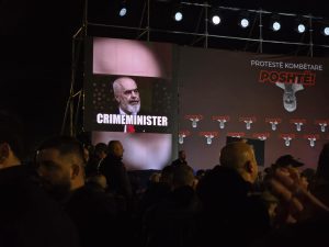 Χαμός στα Τίρανα: Συγκρούσεις διαδηλωτών με την αστυνομία