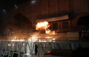 Επεισόδια σε αντικυβερνητική διαδήλωση στην Αλβανία – 16 αστυνομικοί τραυματίες