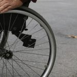 Μειώθηκε το 2025 ο αριθμός των οδηγών που εμπόδιζαν την ελεύθερη κίνηση των ατόμων με αναπηρίες στη Δυτική Ελλάδα