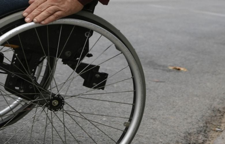 Μειώθηκε το 2025 ο αριθμός των οδηγών που εμπόδιζαν την ελεύθερη κίνηση των ατόμων με αναπηρίες στη Δυτική Ελλάδα