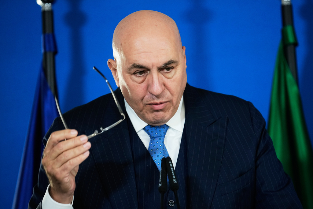 Ιταλία: Ο υπουργός Άμυνας Γκουίντο Κροζέτο αποκλείστηκε στο Ντουμπάι